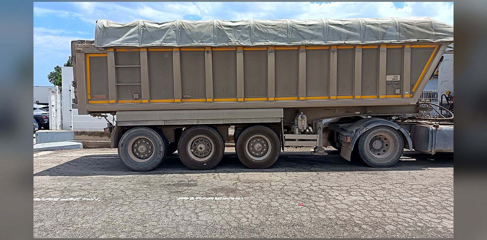 Bañera de aluminio de 40TN de Grup Fusió cargada de áridos y cubierta con lona