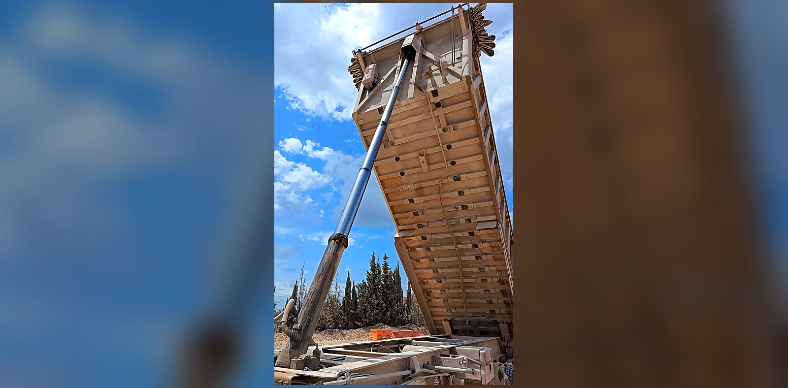 Bañera de aluminio basculante de Grup Fusió levantada, descargando tierra