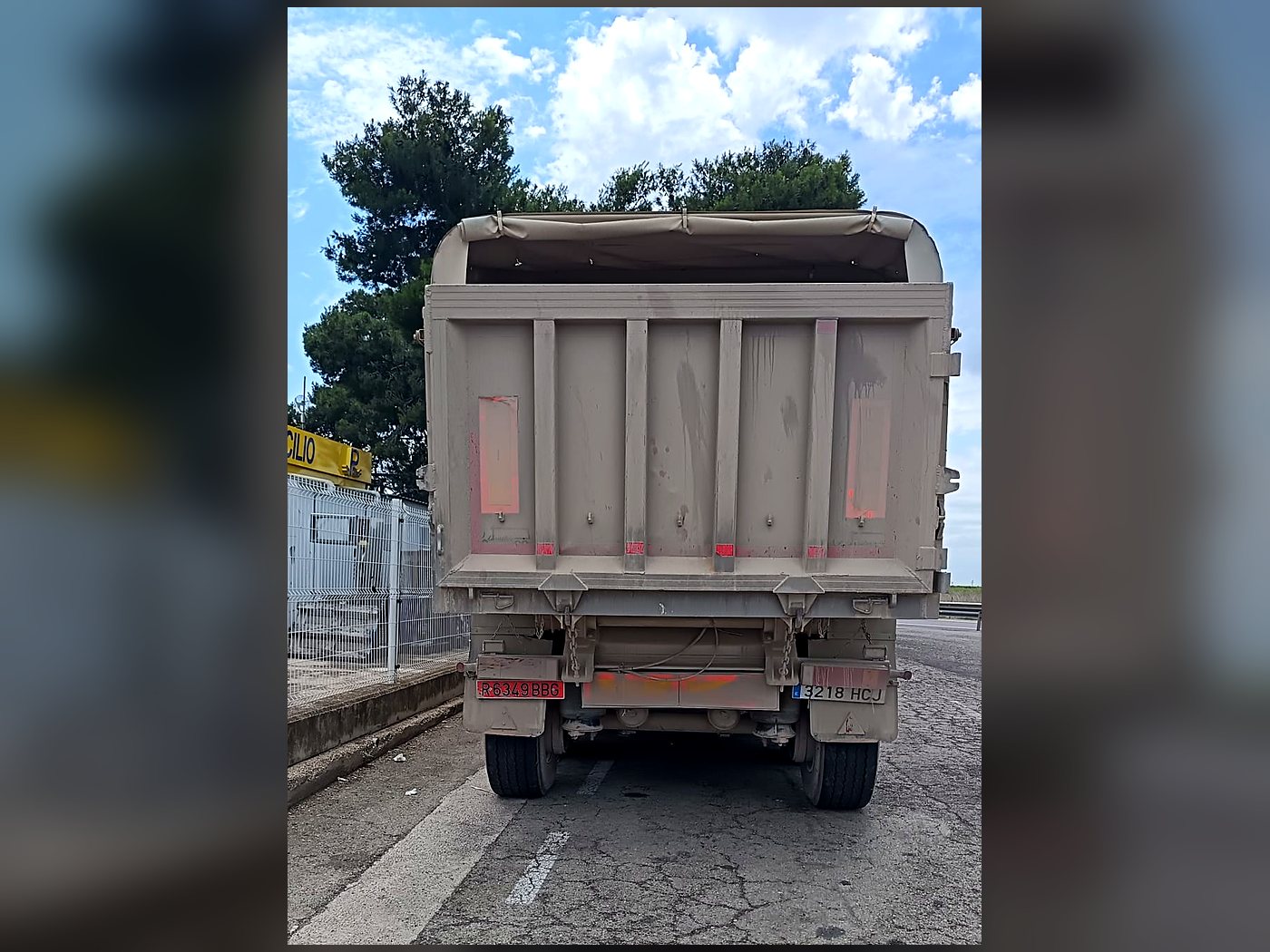 Bañera de aluminio de Grup Fusió cargada y cubierta con la lona