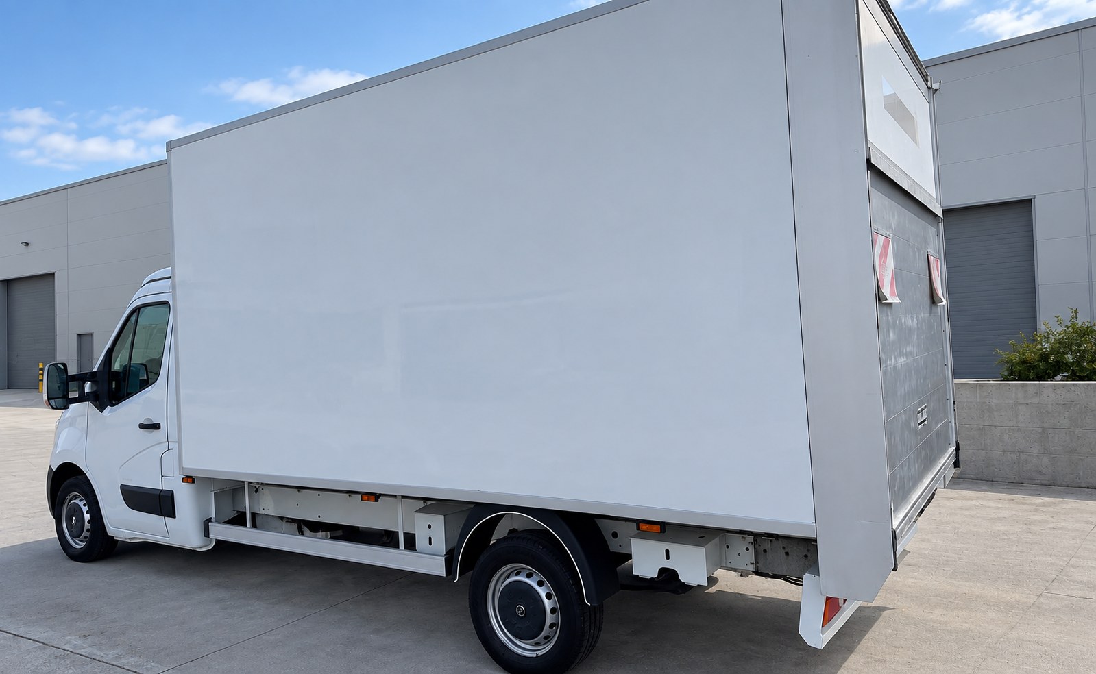 Opel Movano, caja cerrada y plataforma recogida
