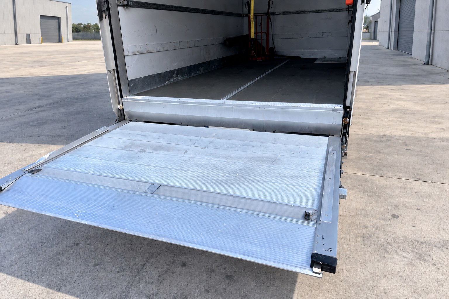 Furgón de Grup Fusió con trampilla elevadora hidráulica bajada para descargar sin muelle