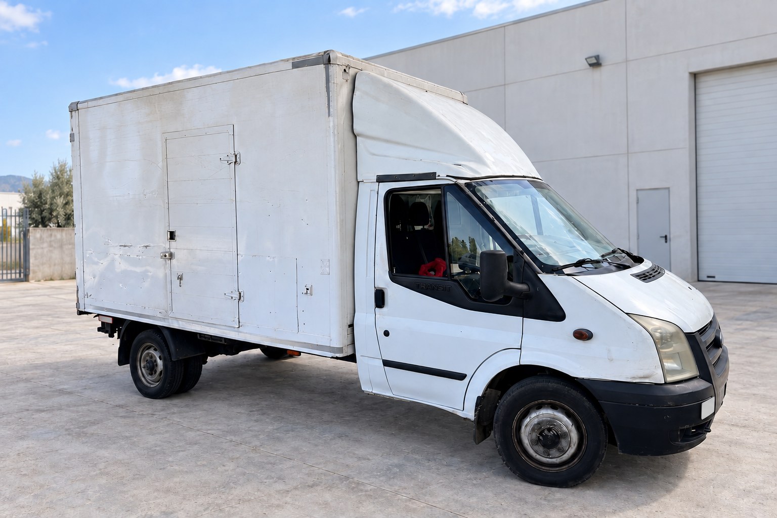 Ford Transit de caja cerrada con trampilla elevadora de Grup Fusió para transporte urgente y reparto