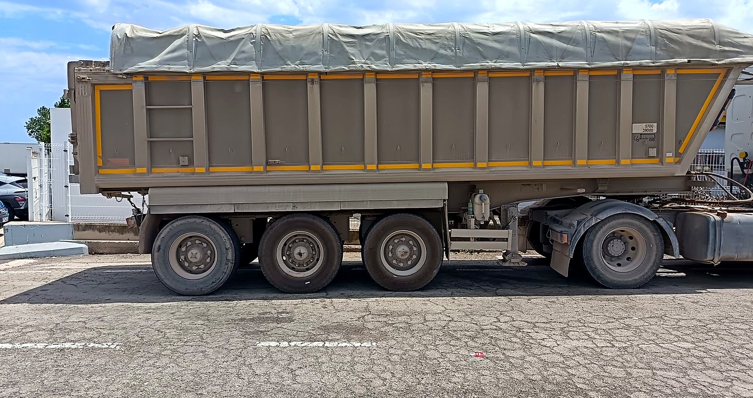 Bañera de aluminio de 40TN con lona de Grup Fusió, vista lateral