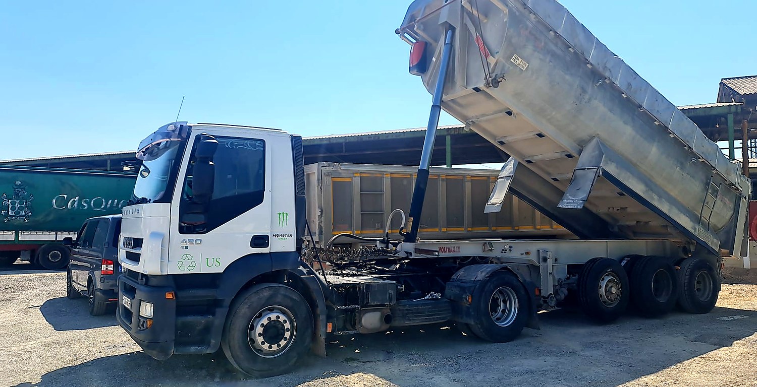 Iveco Stralis de Grup Fusió con la bañera de aluminio basculante levantada