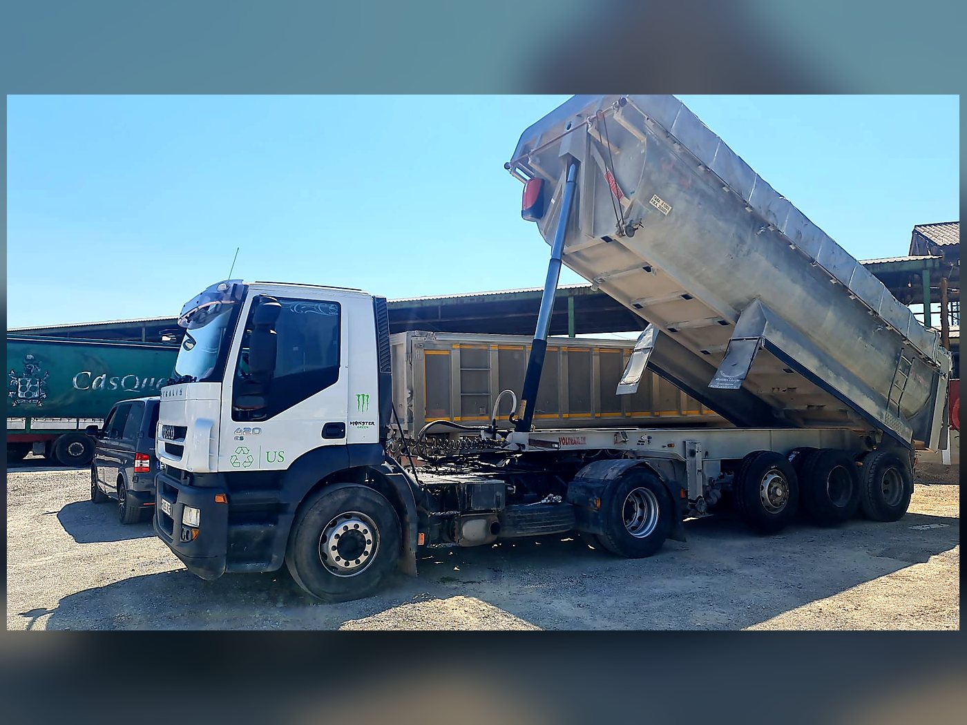 Iveco Stralis de Grup Fusió descargando con bañera de aluminio basculante
