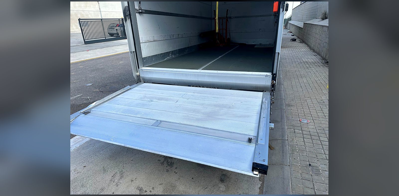 Furgón de Grup Fusió con trampilla elevadora hidráulica bajada para descargar sin muelle