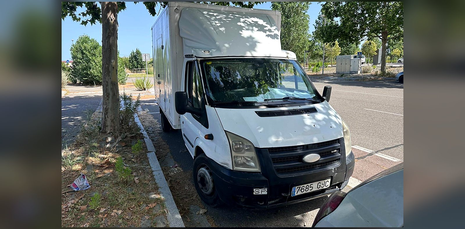 Ford Transit de caja cerrada con trampilla elevadora de Grup Fusió para reparto Express 24h